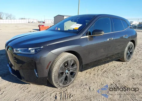 2024 BMW Ix xDrive50 z USA, uszkodzony, nr VIN WB523CF07RCR10700